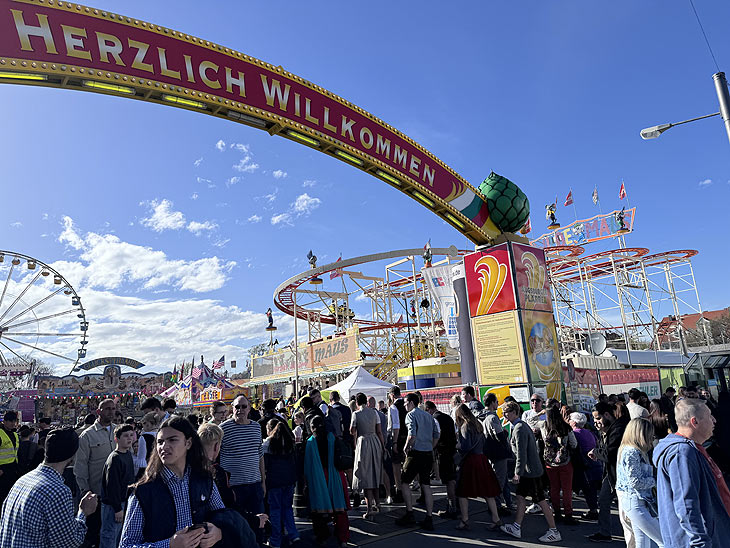 An allen Eingängen des Osterplärrer 2024 werden die Besucher begrüßt (©Foto: Martin Schmitz)(